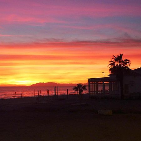 Spacious 1 Bedroom Apartment, Beach Front, Torrox Costa Экстерьер фото