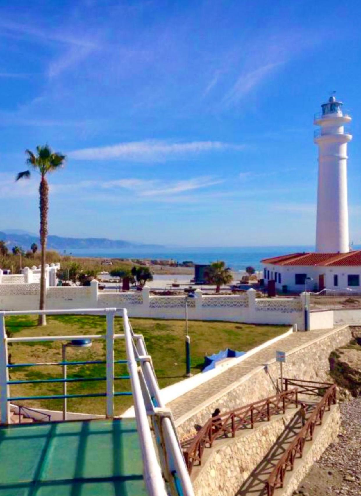 Spacious 1 Bedroom Apartment, Beach Front, Torrox Costa Экстерьер фото