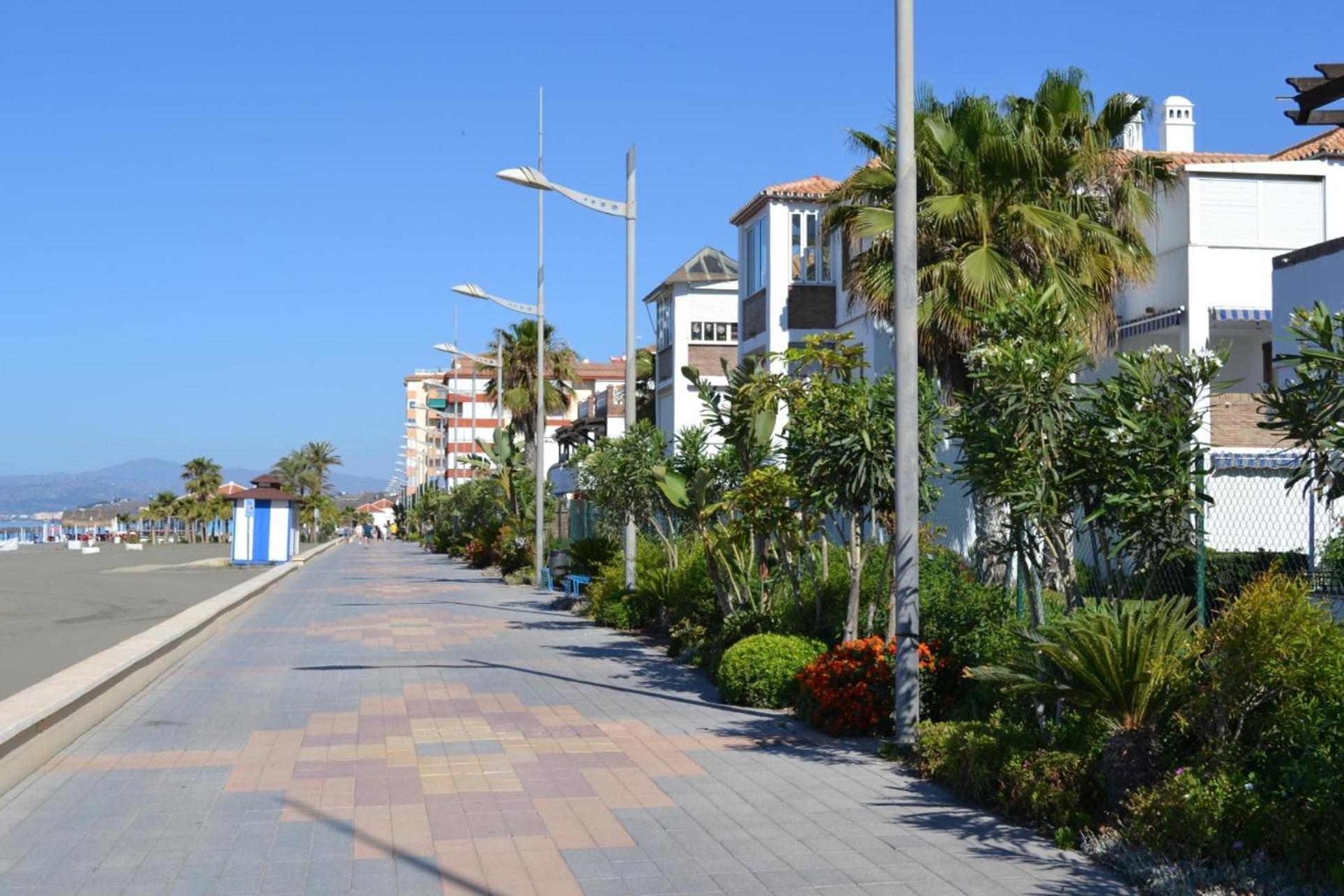 Spacious 1 Bedroom Apartment, Beach Front, Torrox Costa Экстерьер фото