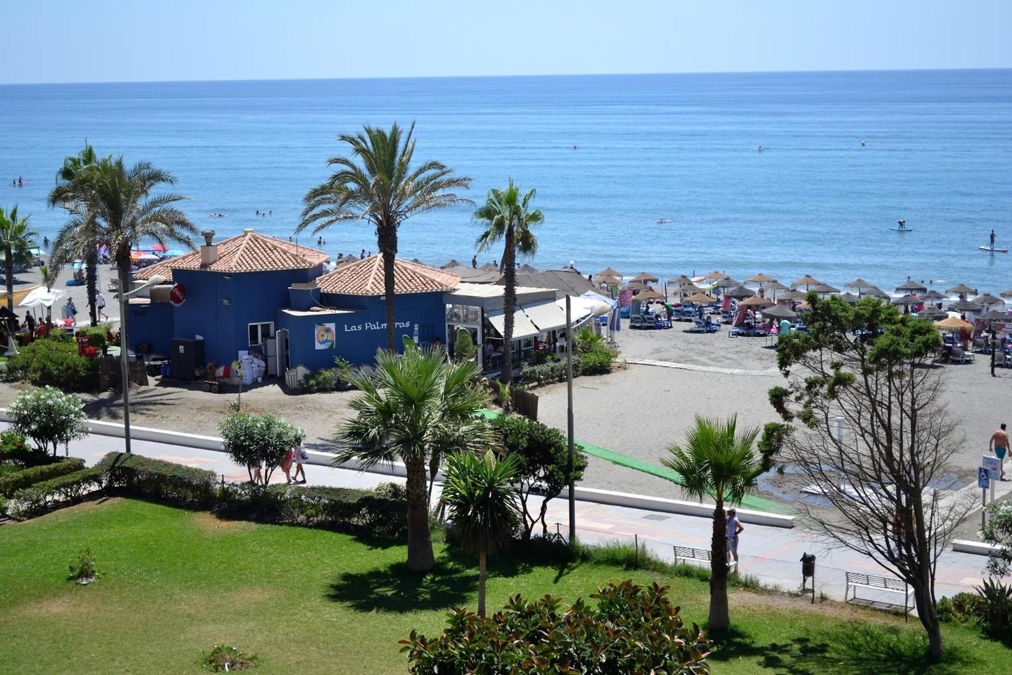 Spacious 1 Bedroom Apartment, Beach Front, Torrox Costa Экстерьер фото