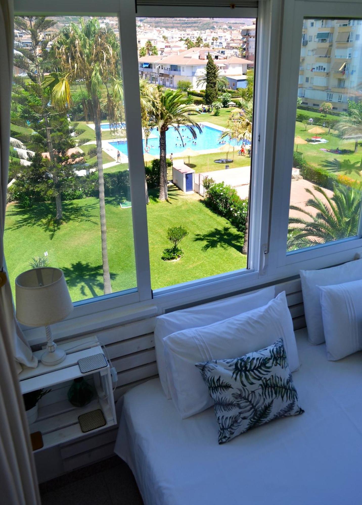 Spacious 1 Bedroom Apartment, Beach Front, Torrox Costa Экстерьер фото