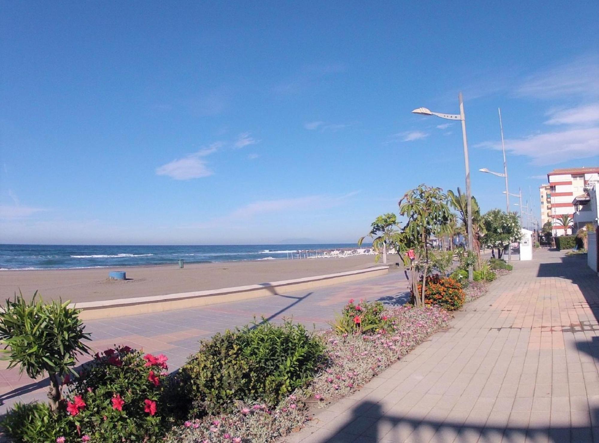 Spacious 1 Bedroom Apartment, Beach Front, Torrox Costa Экстерьер фото