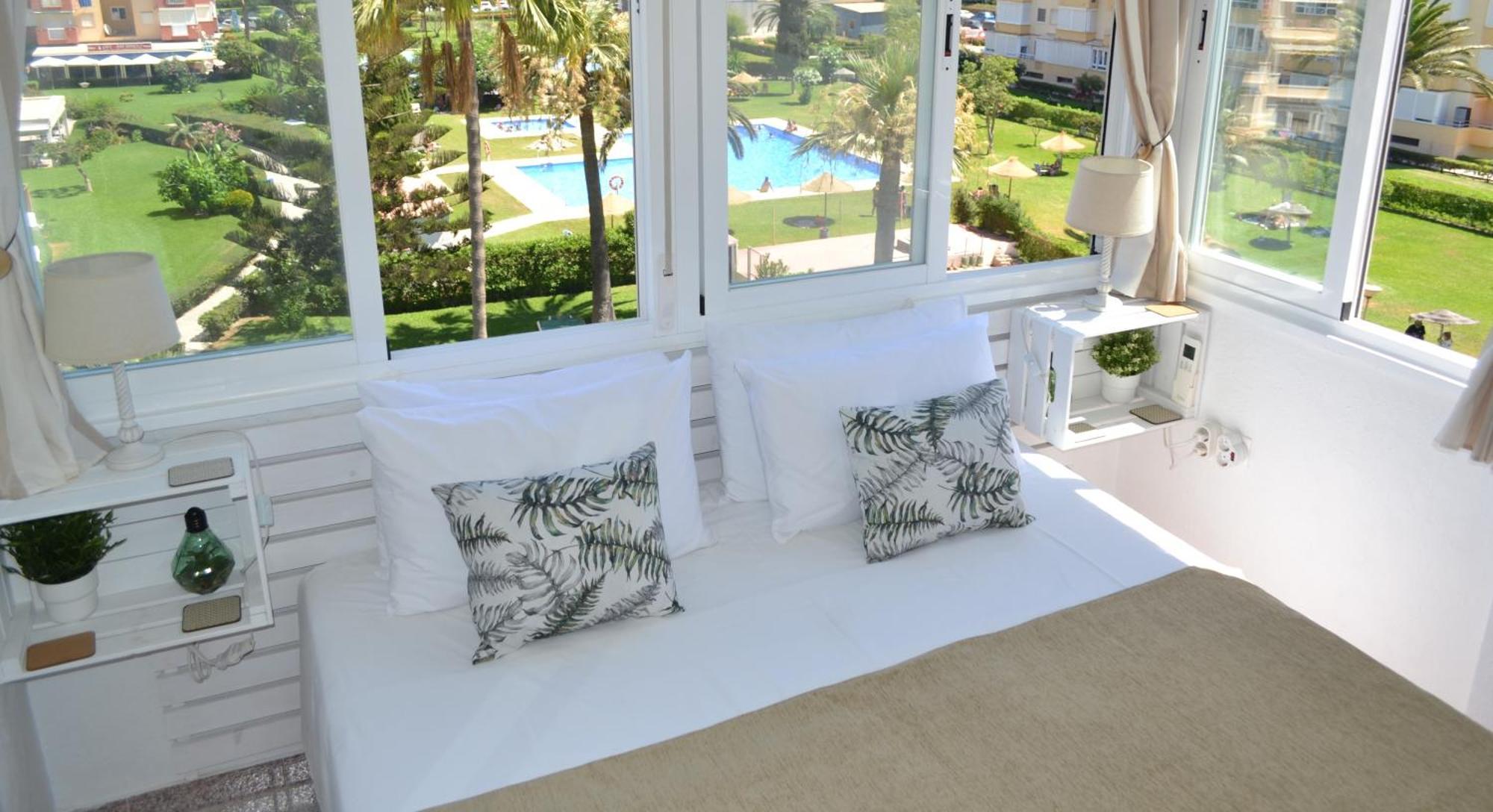 Spacious 1 Bedroom Apartment, Beach Front, Torrox Costa Экстерьер фото
