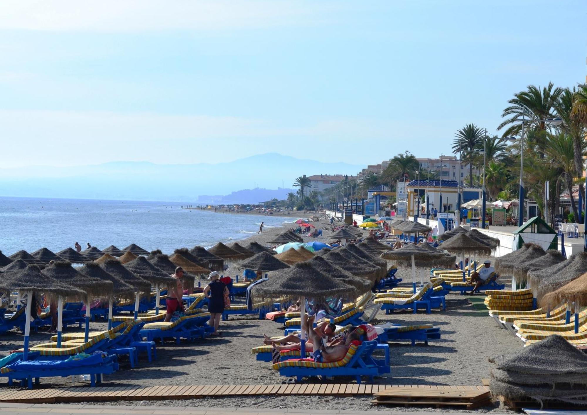 Spacious 1 Bedroom Apartment, Beach Front, Torrox Costa Экстерьер фото