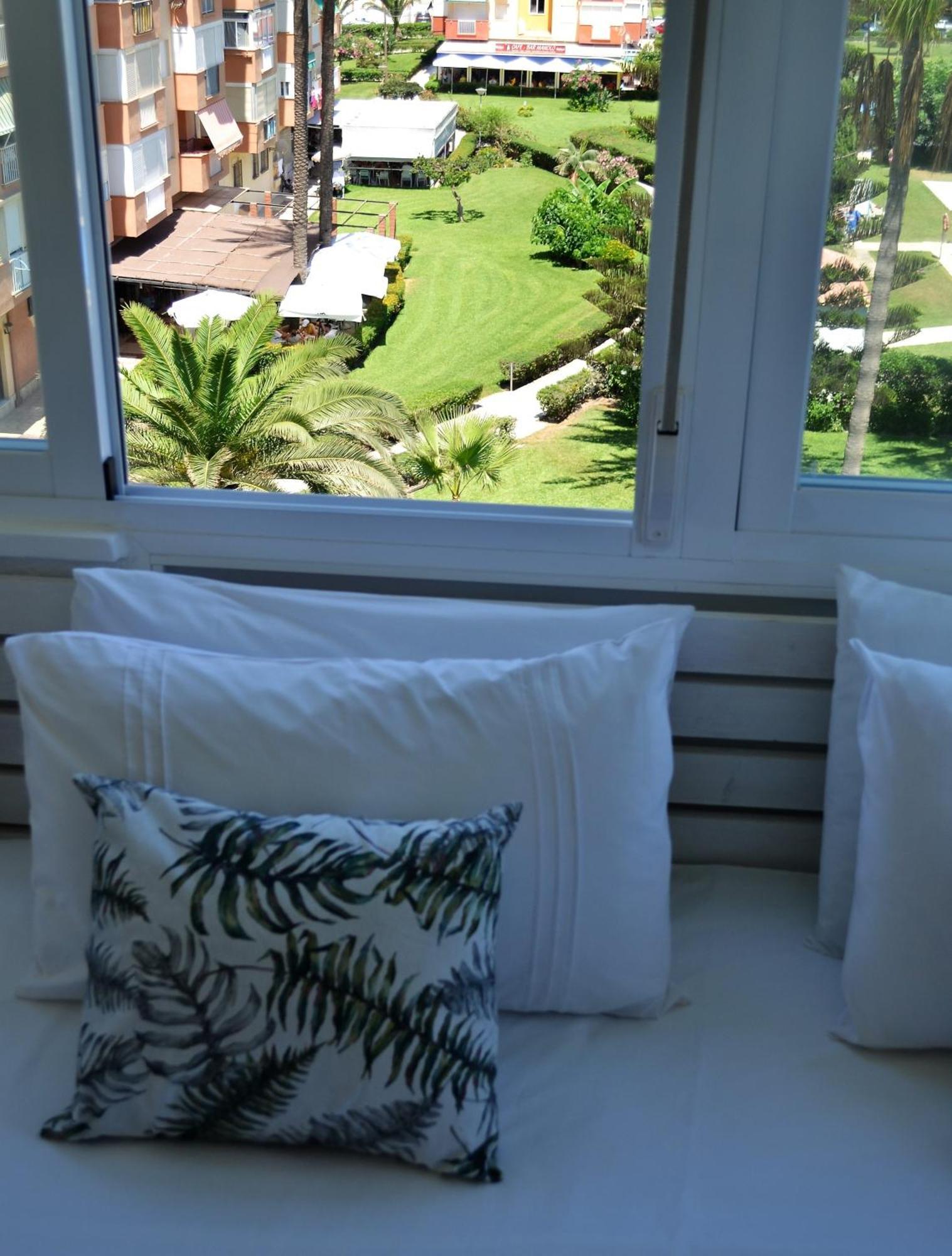 Spacious 1 Bedroom Apartment, Beach Front, Torrox Costa Экстерьер фото