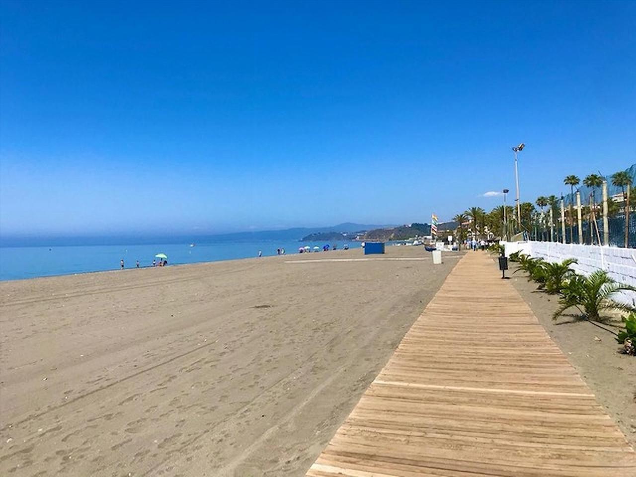 Spacious 1 Bedroom Apartment, Beach Front, Torrox Costa Экстерьер фото